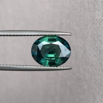 Green sapphire stone Oval cut , 4.04 crt. Loose gemstone, ethically aourced, eco friendly, certified