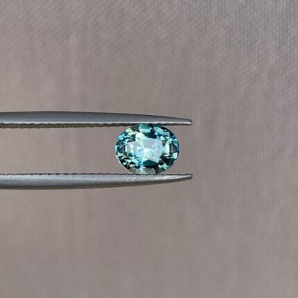 Parti sapphire stone Oval cut 1.27 crt bi colour sapphire. Clarkson uni, Loose Stone