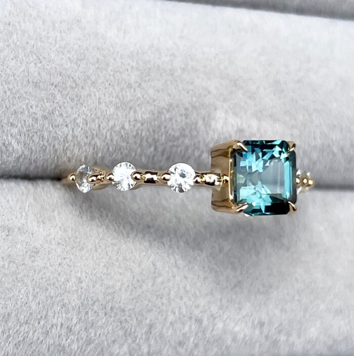18k Gold Teal Sapphire Ring