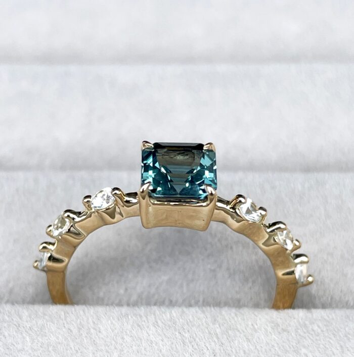 18k Gold Teal Sapphire Ring