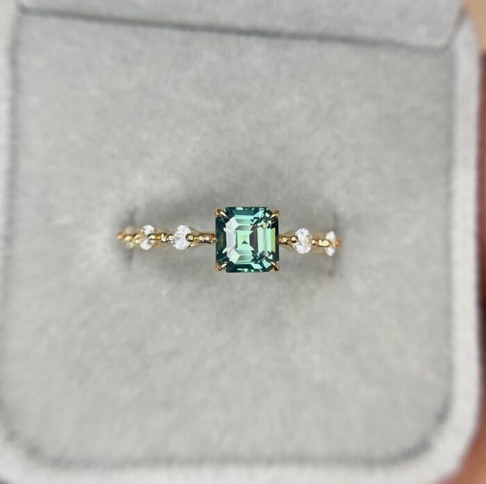 18k Gold Teal Sapphire Ring
