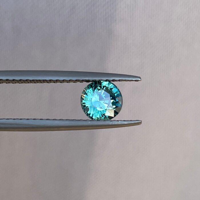 Green sapphire, 1.02 crt. Northern Lights, Corundum, Flawless faceted Loose, Vibrant Lustre and clarity