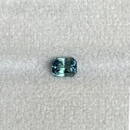 Greenish blue sapphire, 0.90 crt.